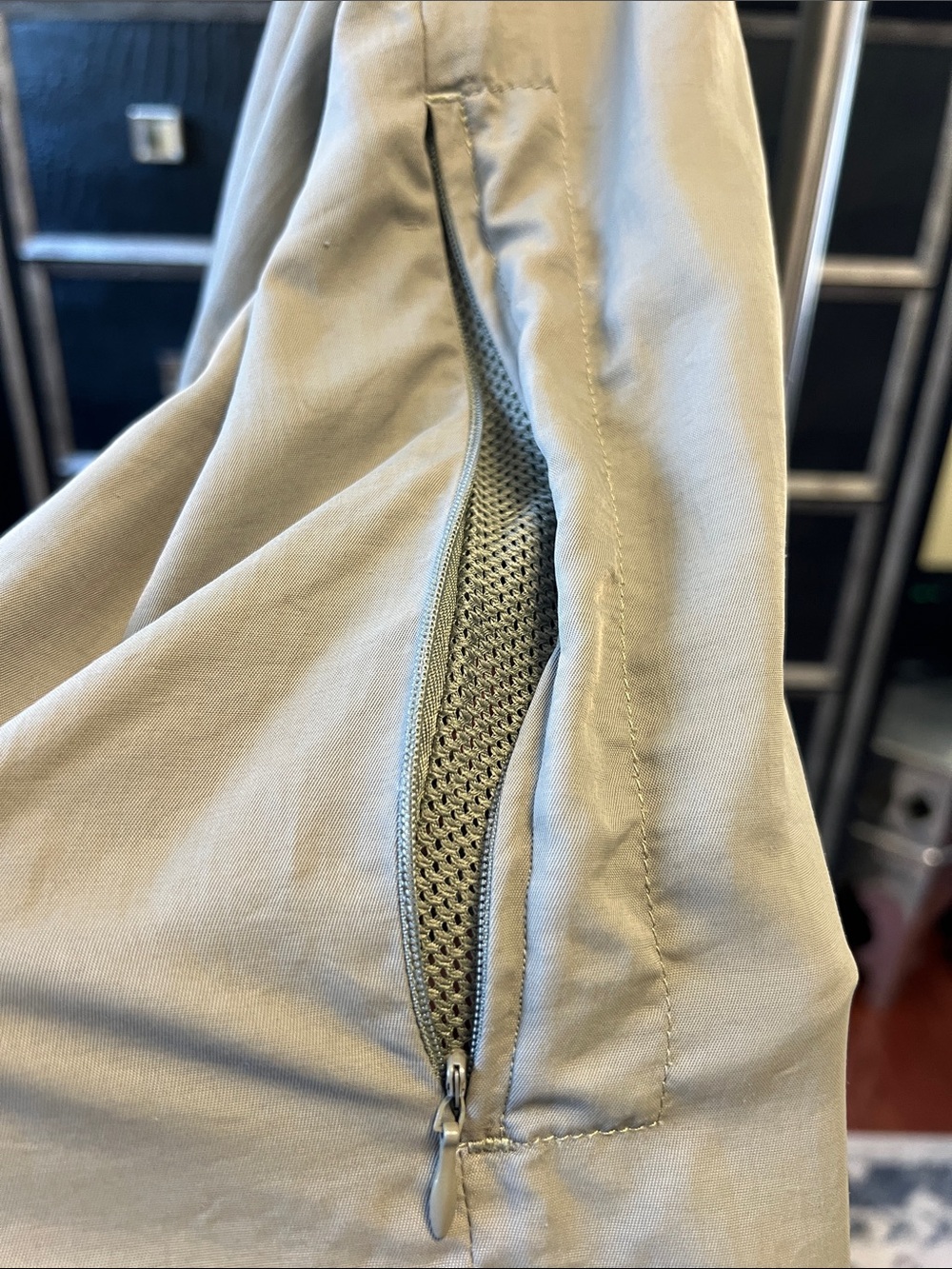 Men's Light Gray Long-Sleeve Button-Down Shirt with Chest Pockets - size Large - Picture 7 of 10